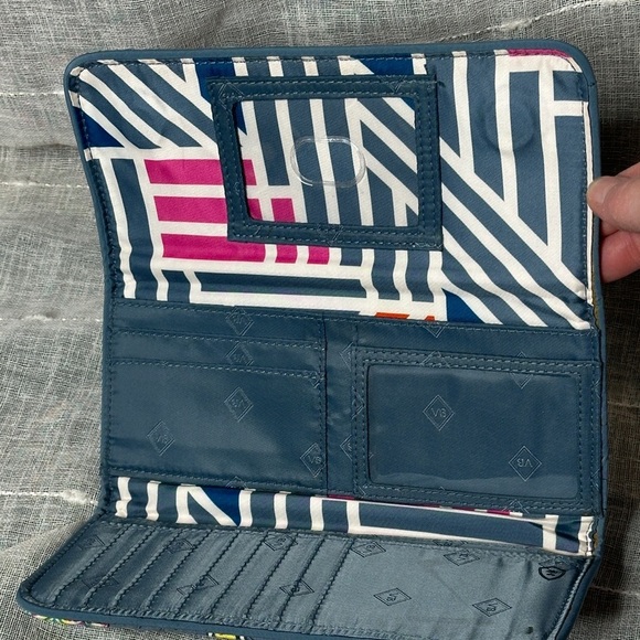 Vera Bradley Painted Medallions Pattern Fall 2017 Tri Fold Magnetic Closure NWOT - Picture 5 of 12